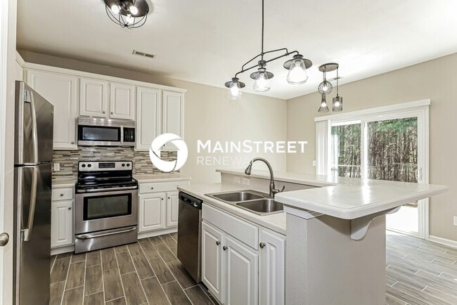 Photo - 4 Bedroom Pet-Friendly Home in CHARLOTTE, NC with Main Street Renewal