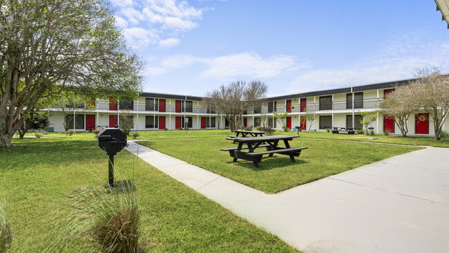 BCF Courtyard BBQ - Bay City Flats Apartments