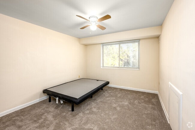 2BR, 2BA - 988SF - Bedroom