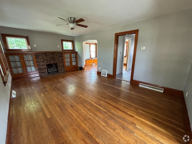 Building Photo - 305 E Park Ave Rental