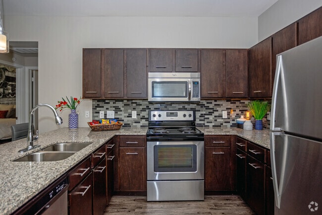 1BR, 1BT - 815SF