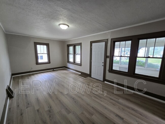 Photo - 947 Newton St
