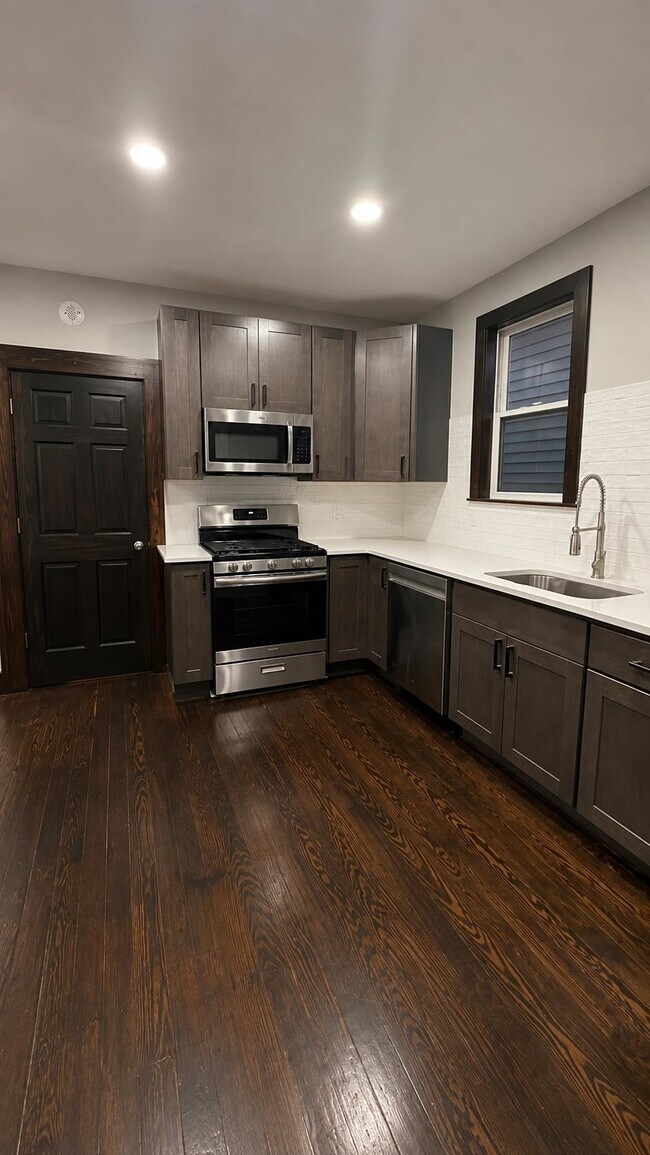 Photo - 171 W 19th St
