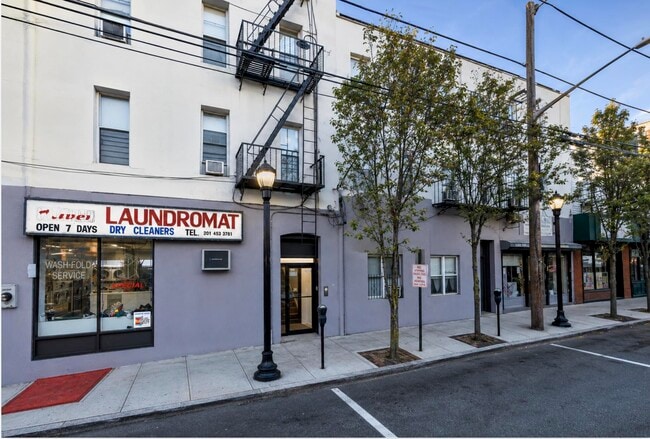 Building Photo - 325 37th St Unit 4