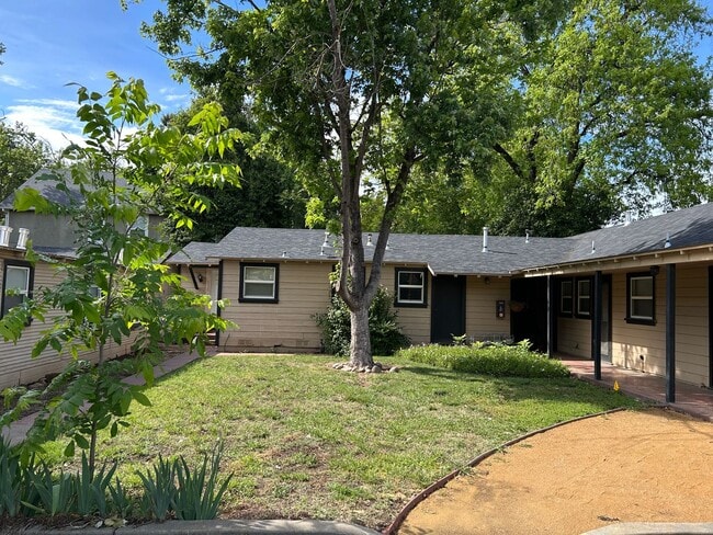 Building Photo - Spacious 1 Bedroom Apartment