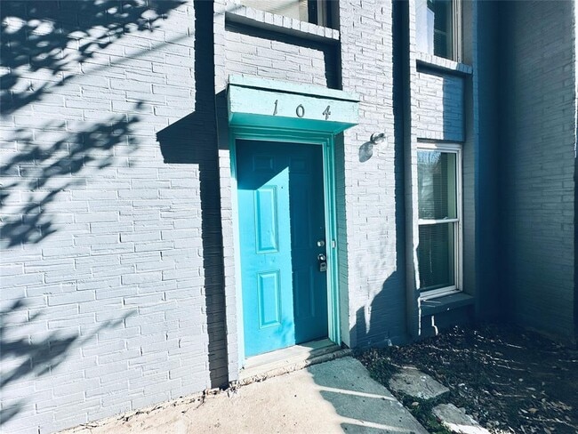 Building Photo - 3822 Southway Dr