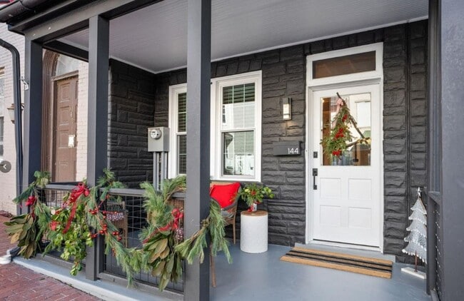 Building Photo - Coming Soon - Modern & Spacious 4 Bedroom,... Rental