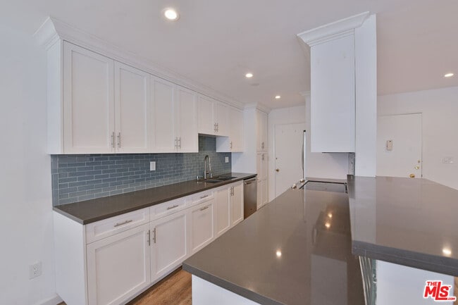 Photo - 136 S Palm Dr Unidad 102