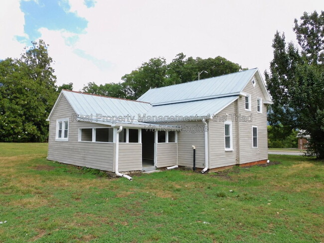 Building Photo - 3076 Main St