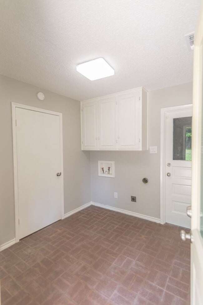 Photo - 1825 Courtney Dr