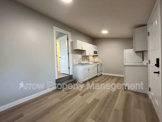 Building Photo - 877 N 26th St Unit 303