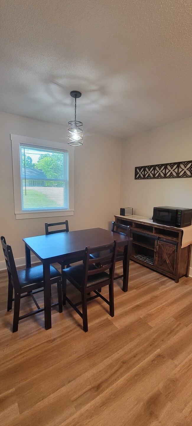 Photo - 405 Blyth Rd