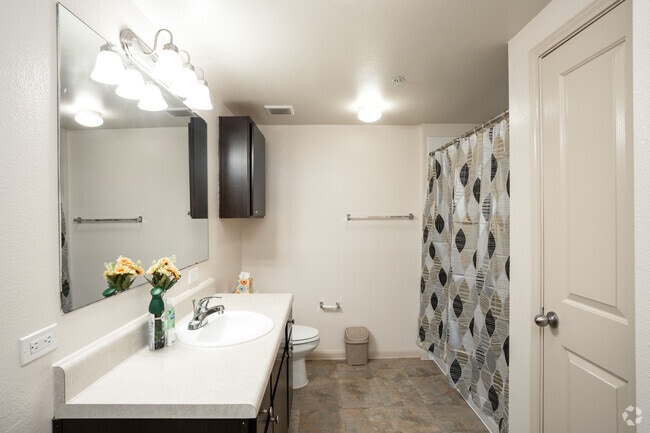 2BR, 2BA - 1,068SF - Bathroom