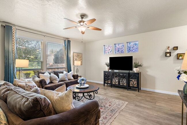 Photo - 663 W Archerfield St