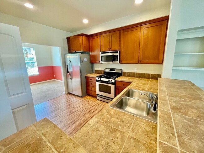 $500 RENT CREDIT! Two Bedroom Townhome wit... - $500 RENT CREDIT! Two Bedroom Townhome wit...