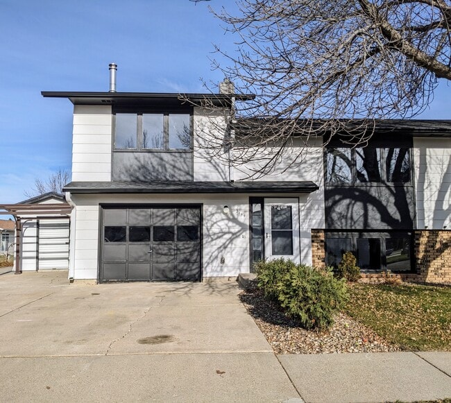 Enjoy plenty of off street parking, plus a one car garage and additional storage.. - 2114 Laforest Ave Townhome