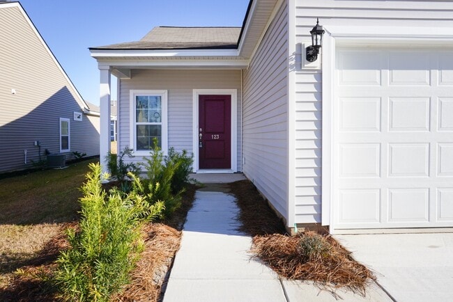 Photo - Lovely 3 bedroom 2 Bath Ranch with 2 Car Garage in Goose Creek