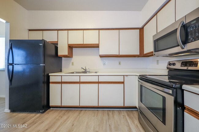 Building Photo - 312 E 24th St Unit 3