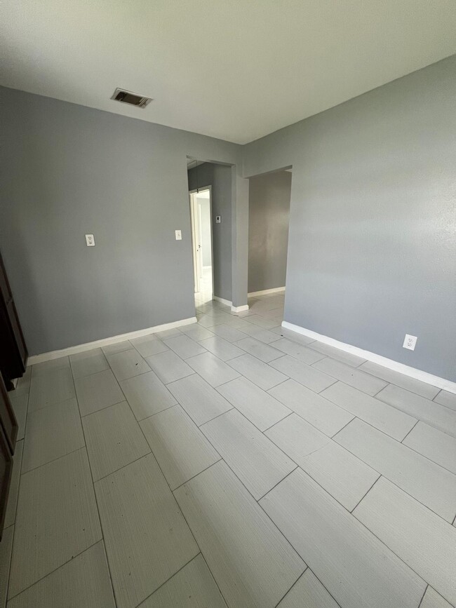 Photo - 15707 Langcart St