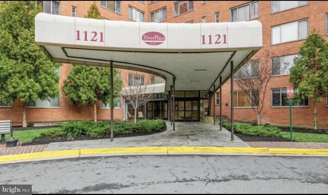 Building Photo - 1121 Arlington Blvd Unit 327