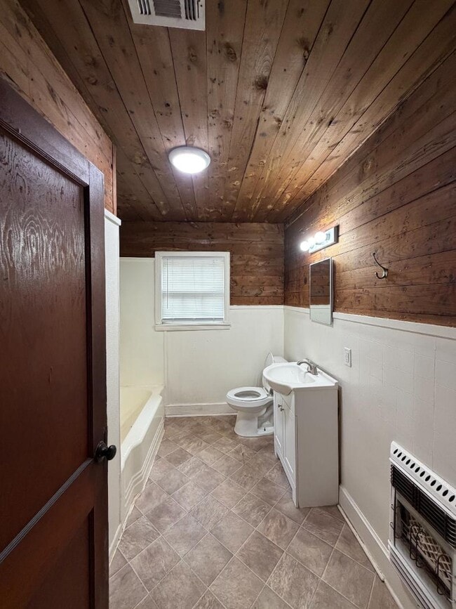 Photo - 2021 Center Rd