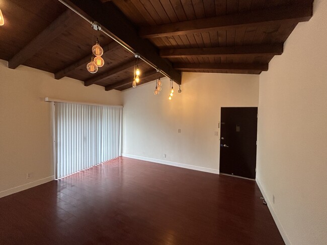 Living Room - 2450 Beverley Ave Apartamentos Unidad 2