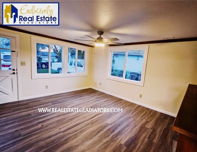 Photo - Pet Friendly Fresh 3 bed 2 bath with fully fenced yard