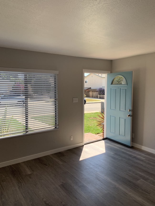 Entrada principal - 2411 Gates Ave