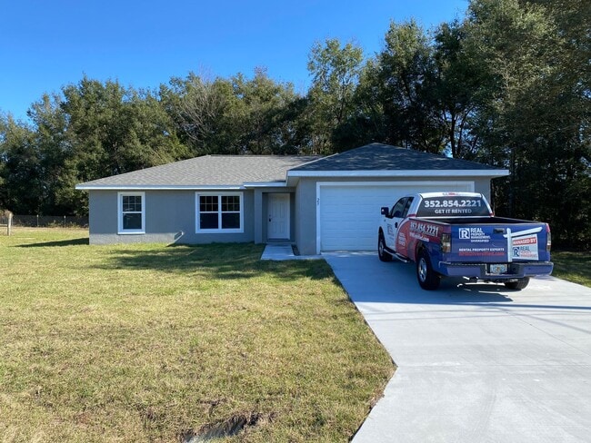 Building Photo - Custom Home - Desirable SE Ocala Neighborhood 3/2/2 **Won't Last**