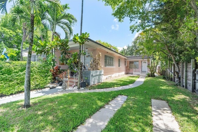 Building Photo - 1612 SW 23rd St Unit 1612
