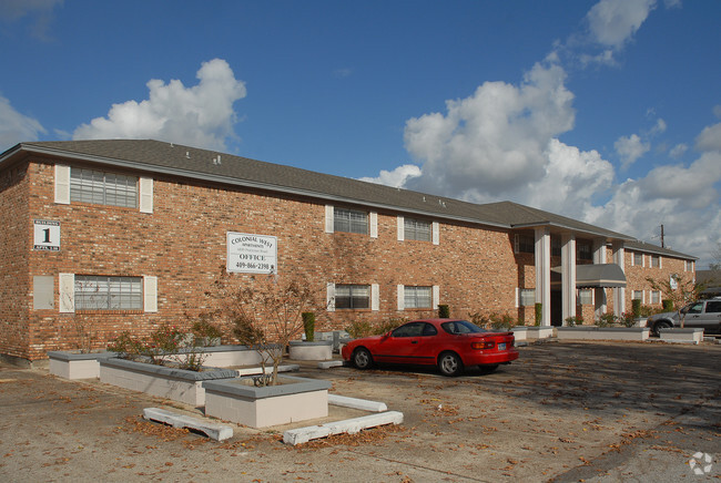 Colonial West - Colonial West Apartments