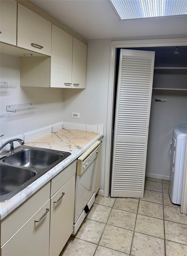 Photo - 3525 Sage Rd Unit 813