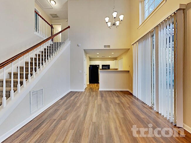 Photo - 102 W Oaks Pl