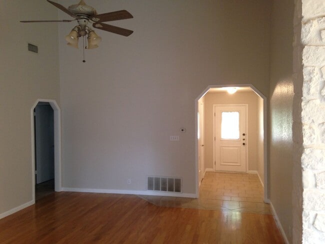 Photo - 410 Deepwood Dr