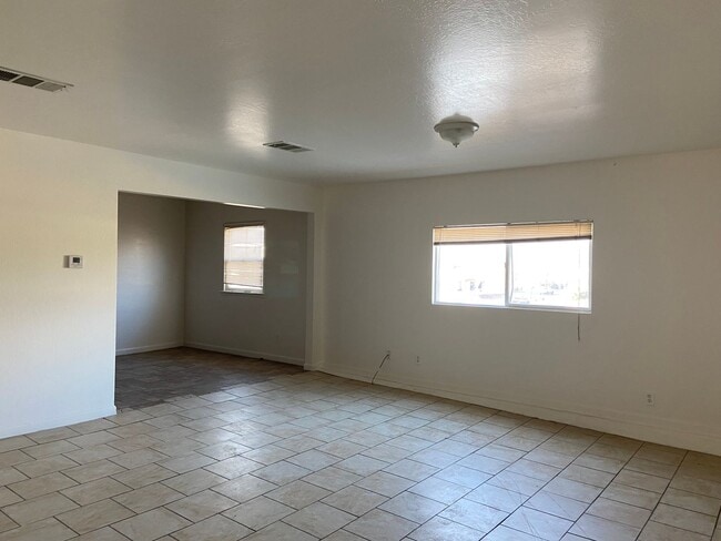 Large three bedroom apartment! - Large three bedroom apartment! Unidad 520 C