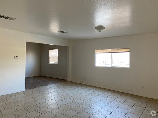 Building Photo - Large three bedroom apartment! Unit 520 C