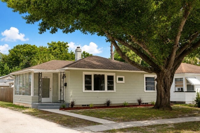 Building Photo - 2 Bedroom, 1 Bathroom Home for Rent in St Pete!