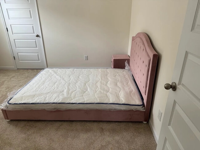 Photo - Room in House on Flat Rock Point