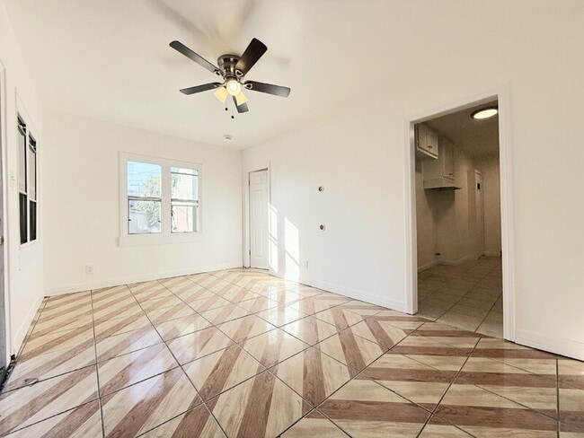 Building Photo - 727 E 81st St