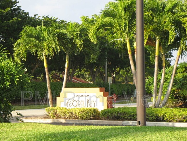 Photo - 3410 Pinewalk Dr N Unidad #814 Rental