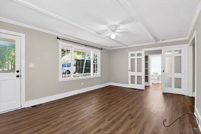 Building Photo - 3BD/2BA Single Family Home on Large Lot!