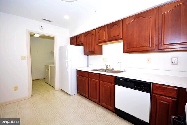 Photo - 928 Beacon Way