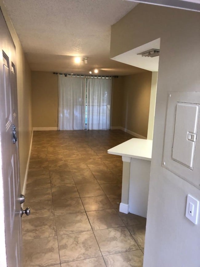 Building Photo - 8343 Lake Dr Unit 8343 LAKE DR MIAMI 33166 Rental