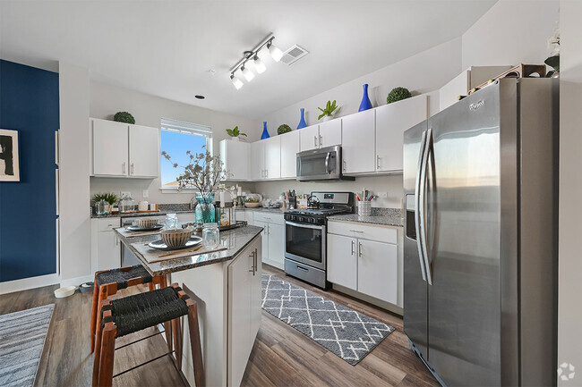 Stylish Kitchen with Breakfast Bar and Stainless Steel Appliances - METRO 59 Rental