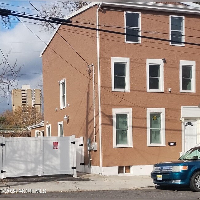 Building Photo - 410 Ferry St Rental