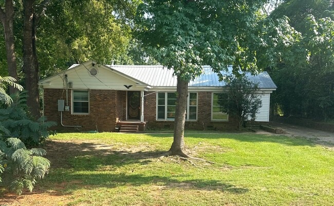Building Photo - 3 Bedroom Cottage On Over Half Acre! Rental
