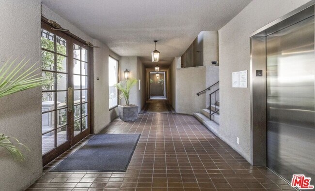 Photo - 8455 Fountain Ave Unidad 630 Rental