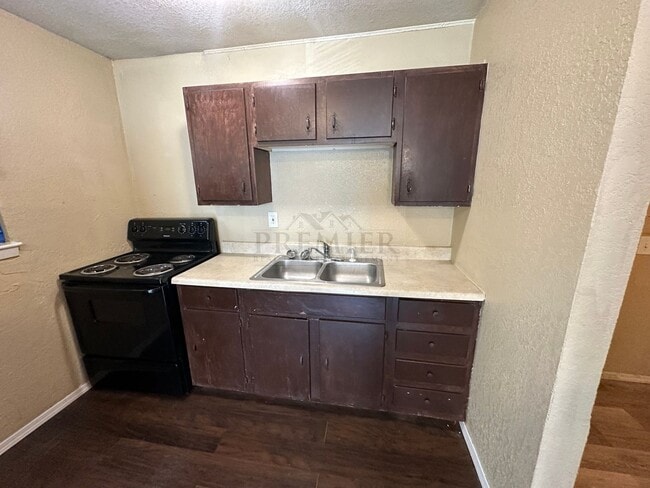 Photo - 4818 Woodend Ave