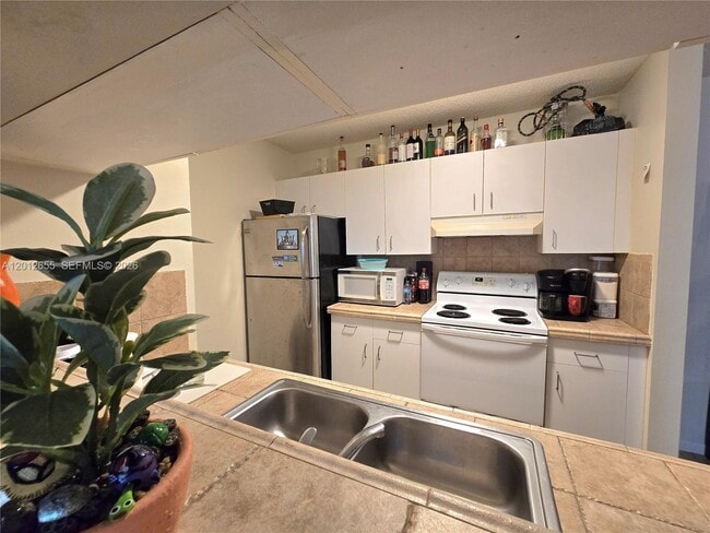 Photo - 1715 Village Blvd Unidad 205