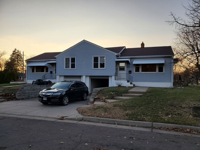 Building Photo - 1521-1525 Oxford St North Unit 1525